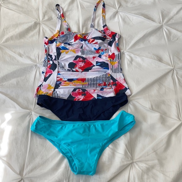 Floral three piece tankini (top & two bottoms) - Picture 6 of 16